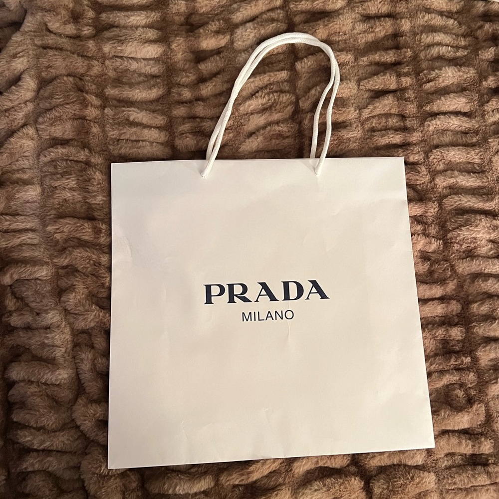 🎉BRAND NEW medium Prada shopping bag
